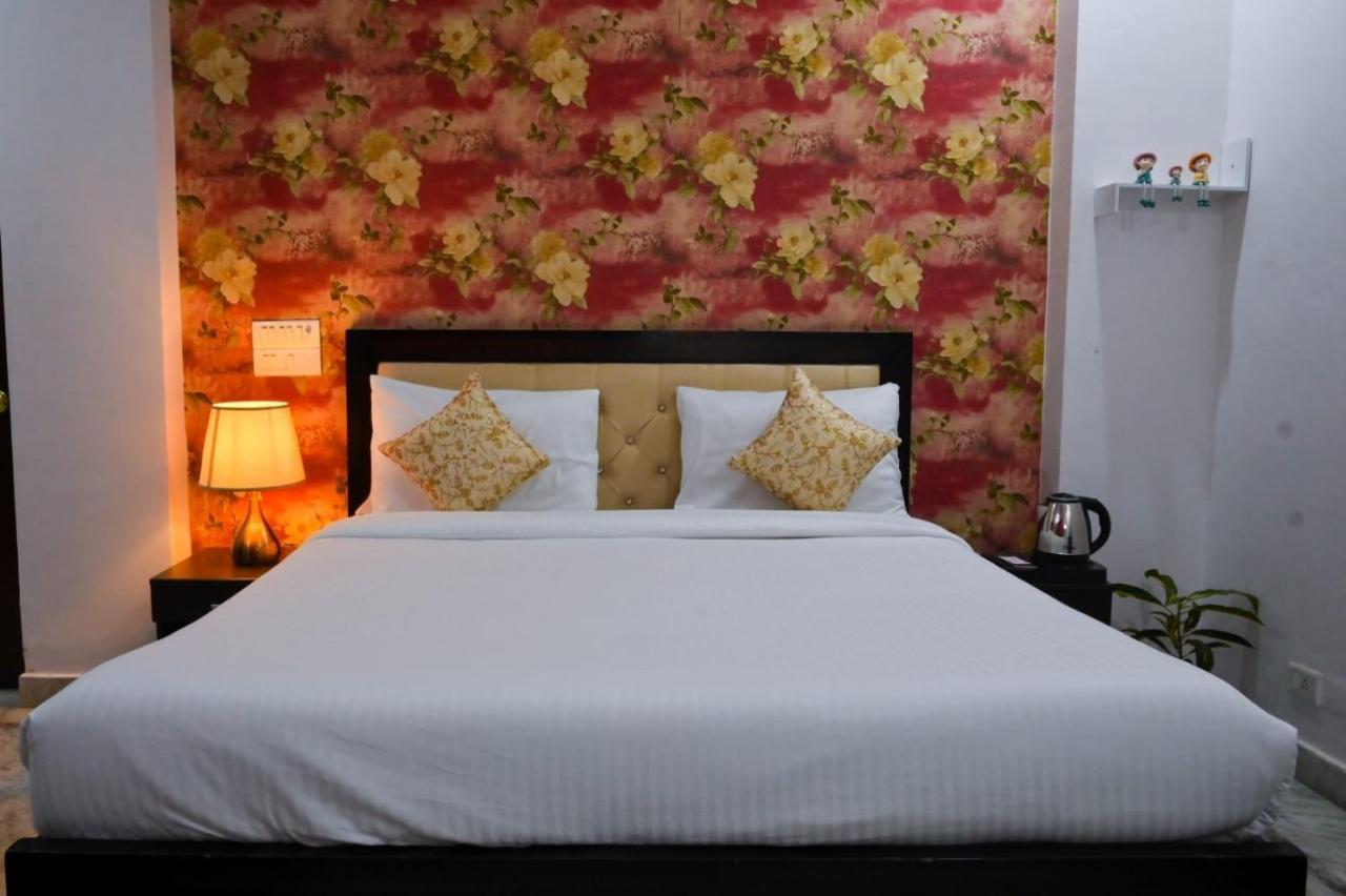 Hotel Wild Rose New Delhi Eksteriør billede